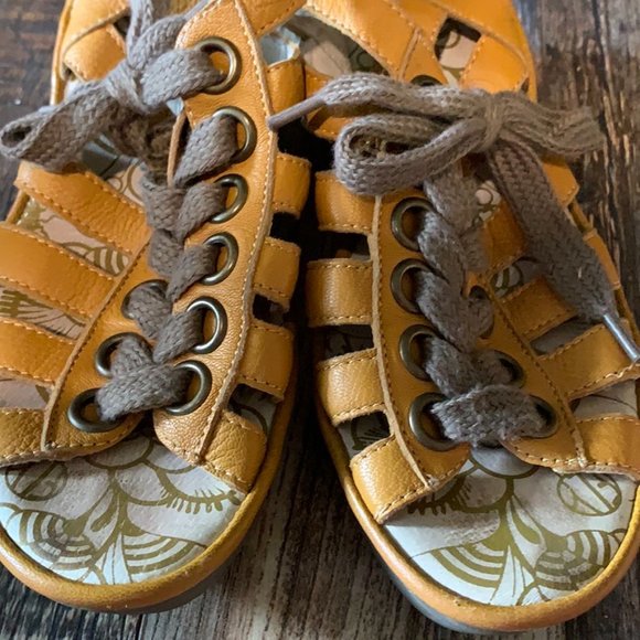 Fly Sandal - Picture 5 of 6